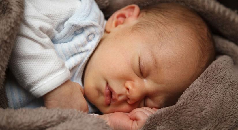 Íme tíz tipp, hogy a hőségben is könnyen elaltasd a babád