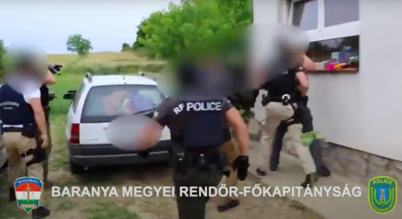 Egy 17 éves lány párját, sógornőjét és anyósát is letartóztatták - döbbenet, mire kényszerítették - Videó