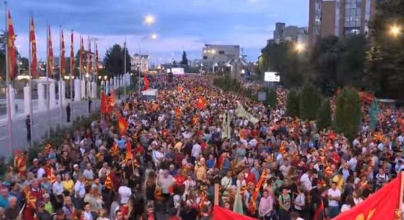 Százezrek az utcán a szociáldemokrata kormány ellen Észak-Macedóniában