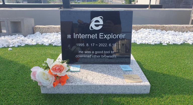 Eltemették az Internet Explorert, sírköve is van