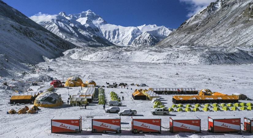 A rengeteg emberi vizelet sem segít – költözik az Everest alaptábora