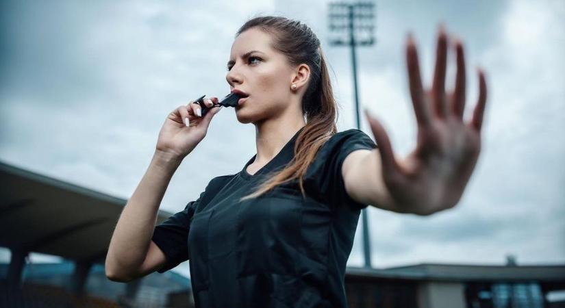Megőrül érte az internet népe: a pályán mutatja meg a világ legszexibb focibírónője