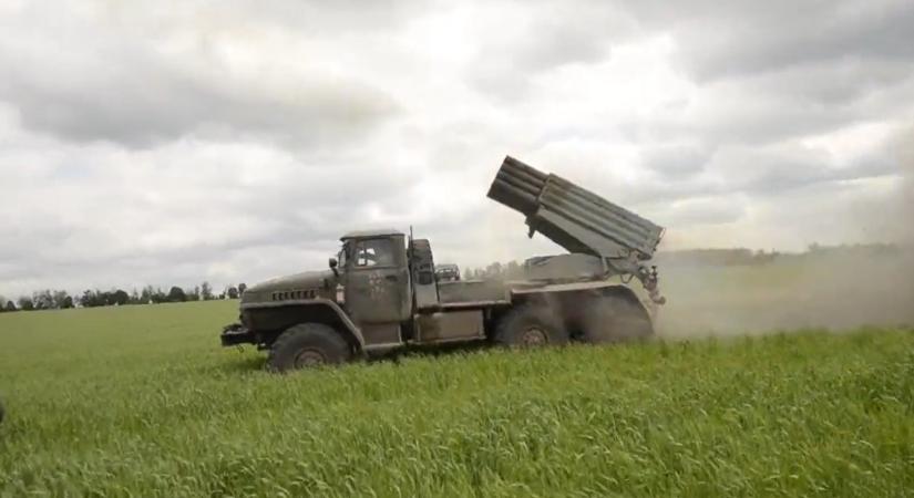 Videón az ukrán erők régi, de óriási pusztításra képes rakétaszóró rendszere – működés közben
