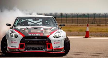 Drift 305 km/h-s sebességgel: a rekordot döntögető Nissan GT-R titkai