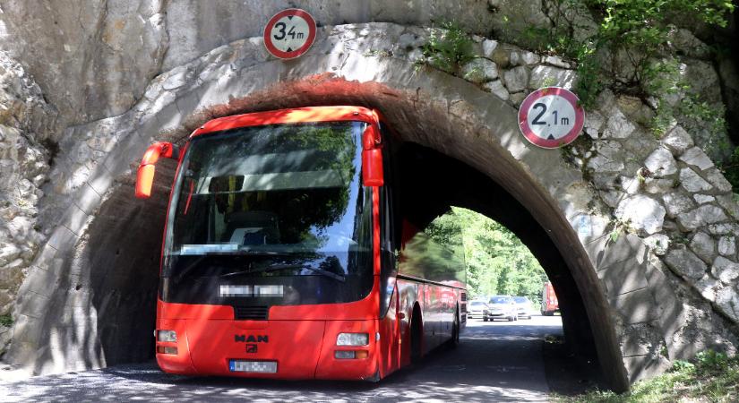Alagútba szorult egy turistákat szállító busz Lillafürednél
