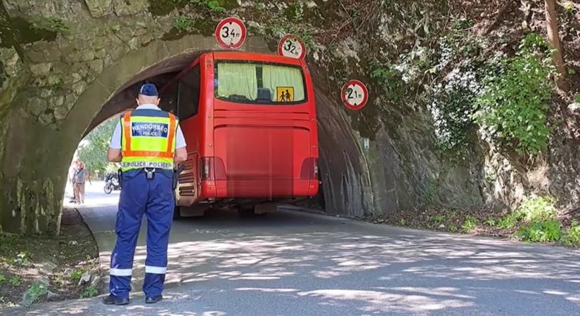 Nézze meg, hogyan szabadult ki a Lillafüreden alagútba szorult busz (videó)