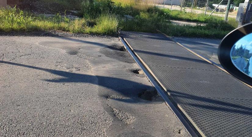 Futóműgyilkos vasúti átjáró bosszantja az autósokat Körmenden