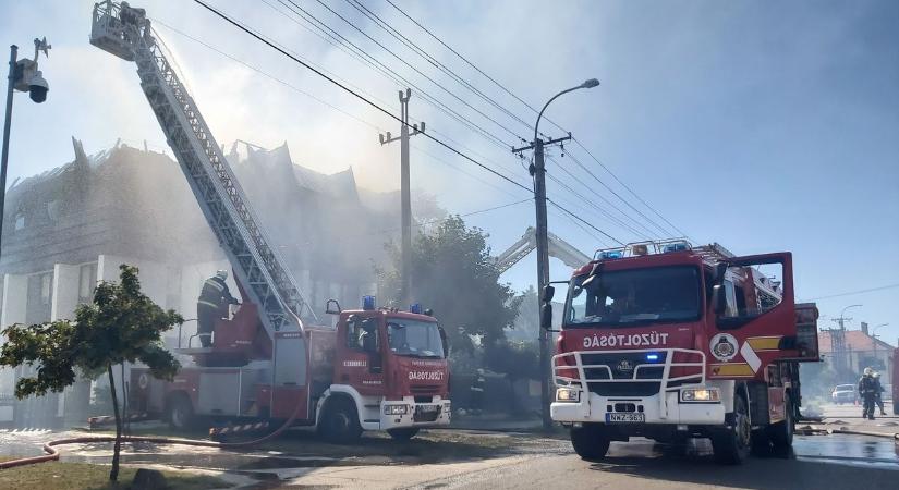 Több település tűzoltóit is riasztották a soltvadkerti lángokhoz - videóval