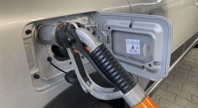 Hatósági áras benzin vs. LPG – melyikkel autózhatunk olcsóbban?
