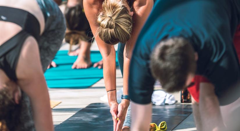 Vízi tornától a jógán át a spártai edzésig – különböző sportokat tanulhatsz meg ingyen a fővárosban a nyáron