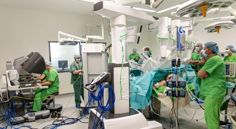 Itt a jövő: sikeres epeműtéttel debütált hazánkban a robotsebészet