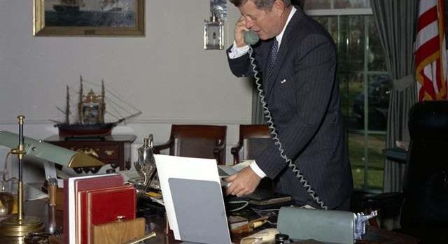 Soha nem létezett a híres piros telefon az ovális irodában