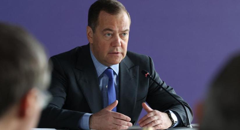 Medvegyev az amerikai tárgyalásokról: „hadd rohanjanak vagy másszanak vissza maguktól, és könyörögjenek érte”
