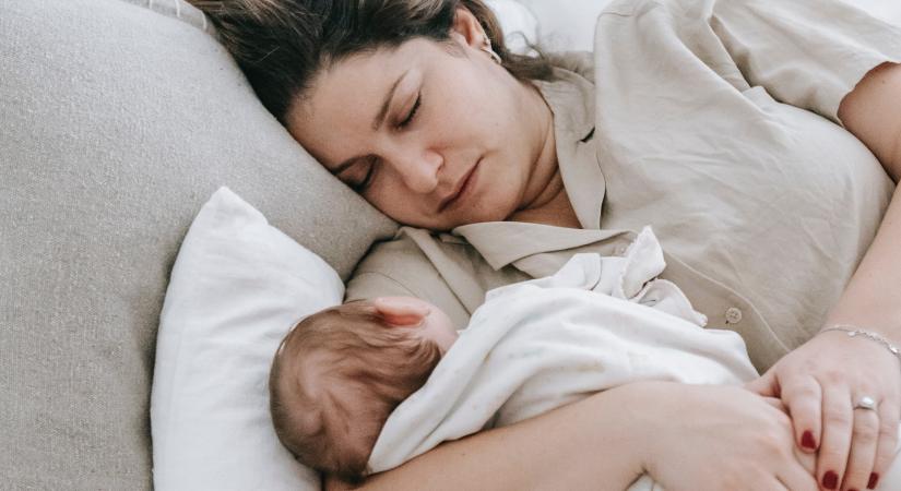 „A lányom három hónapos koráig ordított éjjel is, nappal is” – az alvásmentes anyaélet nehézségei