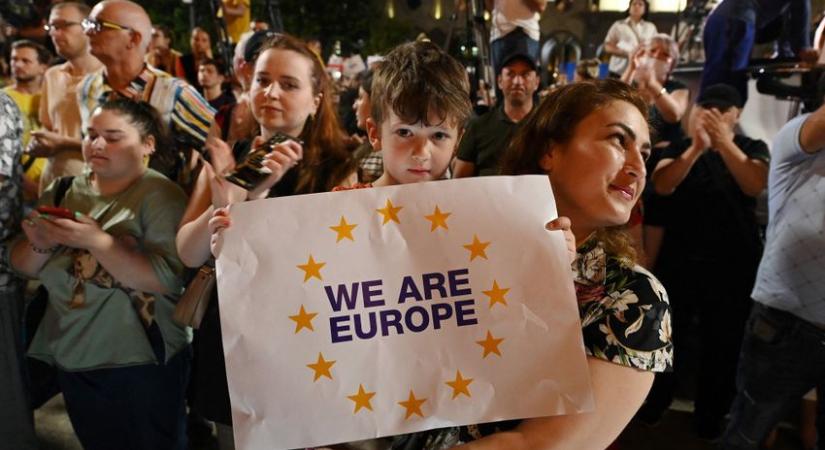Georgiában tízezrek tüntettek az európai uniós csatlakozást követelve