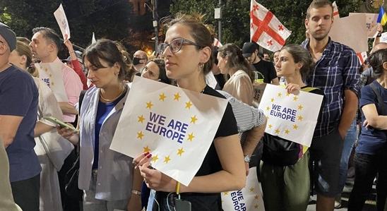 Grúziában tízezrek tüntettek az európai uniós csatlakozást követelve