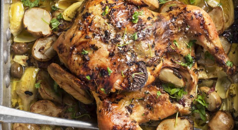 Citromos-zöldfűszeres csirke egészben sütve: ropogós a bőre, vajpuha a húsa