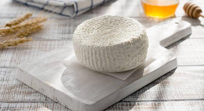 Friss házi sajt 3 hozzávalóból: zöldfűszerekkel is feldobhatod