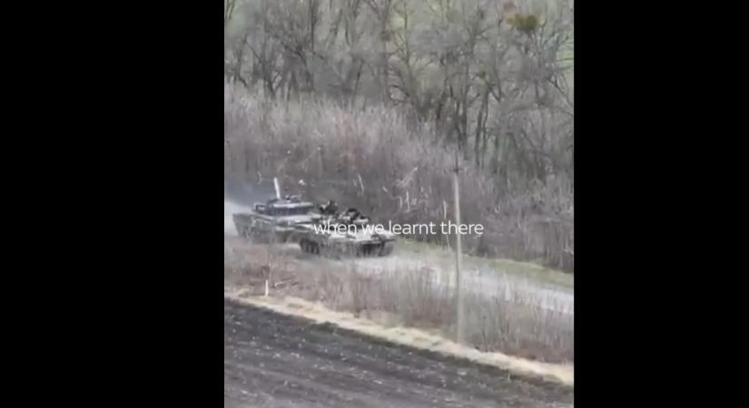 Videón, ahogy lopják a tankot az ukránok
