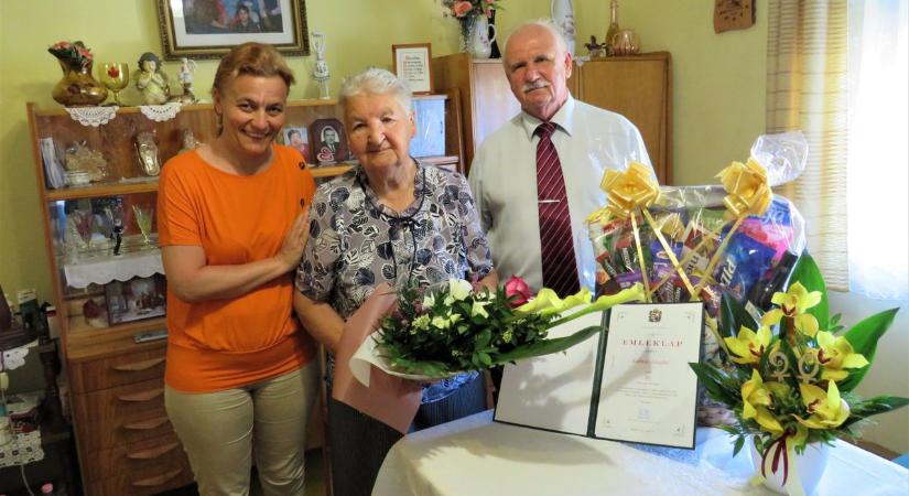Hite segíthette a szép kor eléréséhez a 90 éves Terike nénit