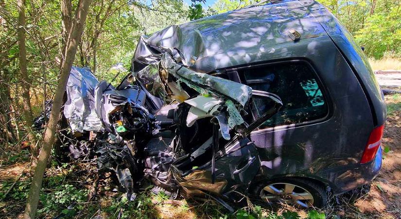 Valósággal széttrancsírozta a sóderrel teli teherautó a vele frontálisan ütköző Volkswagent, az autó sofőrje nem élte túl a balesetet