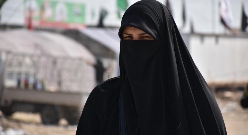 Hat, az Iszlám Államhoz csatlakozott nőt telepített haza Belgium