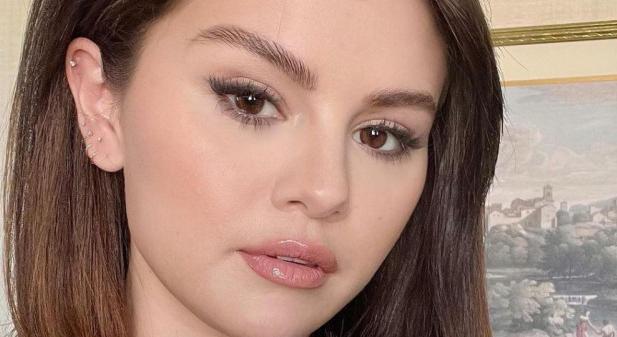 Selena Gomez szégyellte, hogy meztelenül szerepel egy lemezborítóján