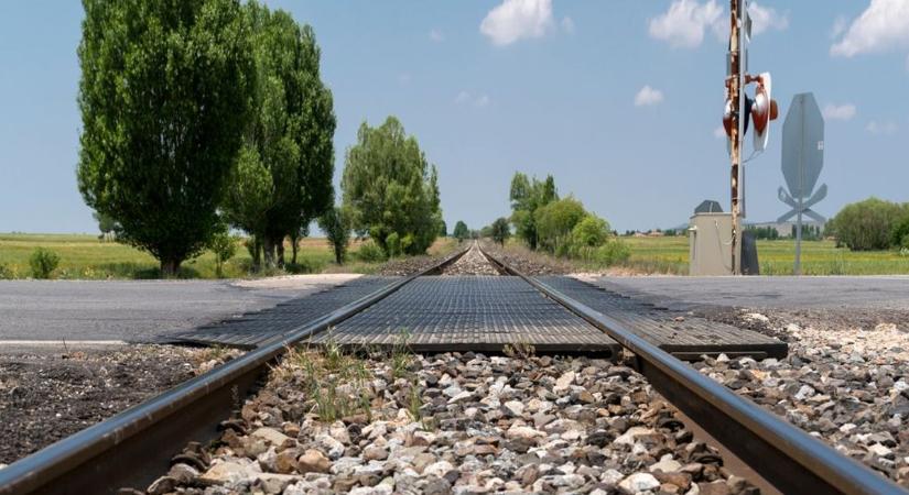 Ismét egy vasúti átjáróban történt baleset Heves megyében