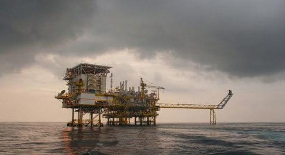 Zuhan az olajár, stabilizálódott a forint