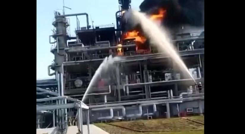Videón, ahogy lángokban áll egy orosz olajfinomító, miután állítólag kamikaze drónok csapódtak be