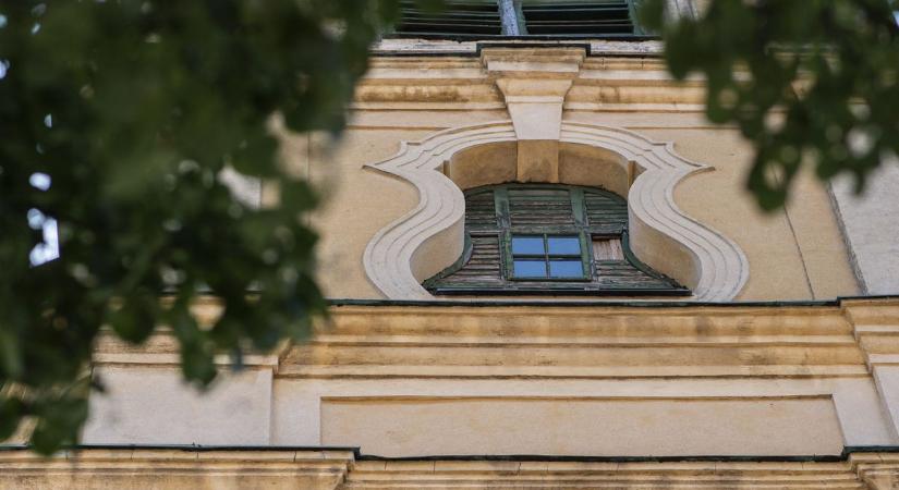 Majdnem fejen talált egy járókelőt a fehérvári karmelita templomról lezuhanó ablakkeret-darab