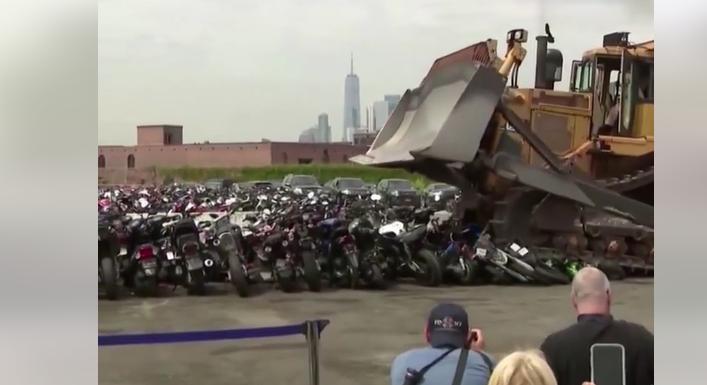 Közel száz dirt bike-ot zúzott szét egy buldózer New Yorkban