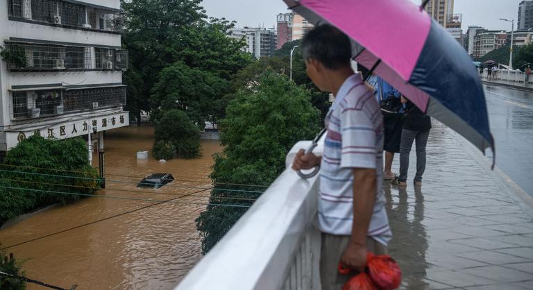 Több tízezer embert evakuálnak otthonukból az áradások miatt
