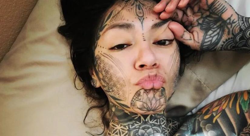 Szétszedik a nőt a neten, aki megmutatta, hogy a nemiszerve is ki van tetoválva