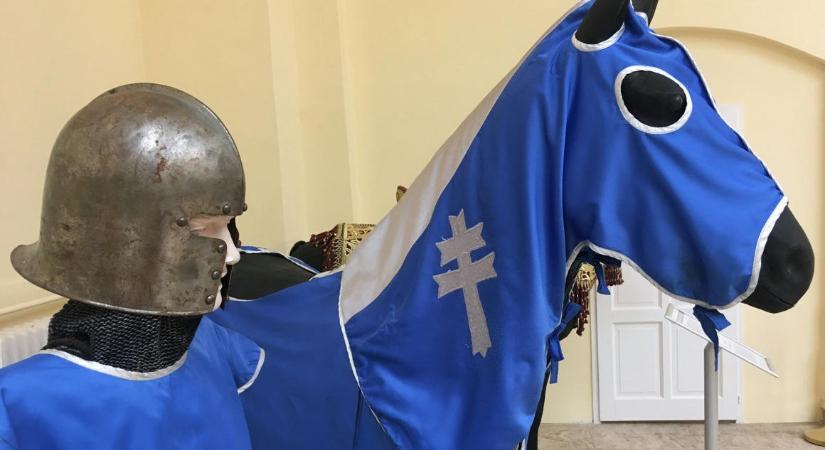 Illusztrációnak elmegy, múzeumi kiállításnak szörnyen gagyi a Vajdahunyad-várban látható lovas tárlat, a Lóközelben