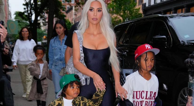 Kim Kardashian élő adásban volt kénytelen fegyelmezni a fiait
