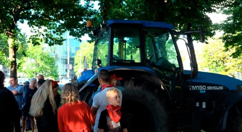 Holland gazdák traktorral zártak le autópályákat