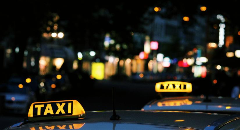 Elfogtak két illegális taxist