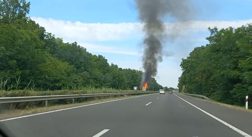 Hatalmas lángokkal égett egy kamion pótkocsija az M7-esen, teljes az útzár (videóval, frissítve)