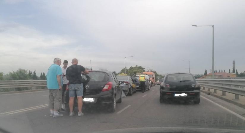 Négy autó ütközött a Siklósi úti felüljárón szerda délután