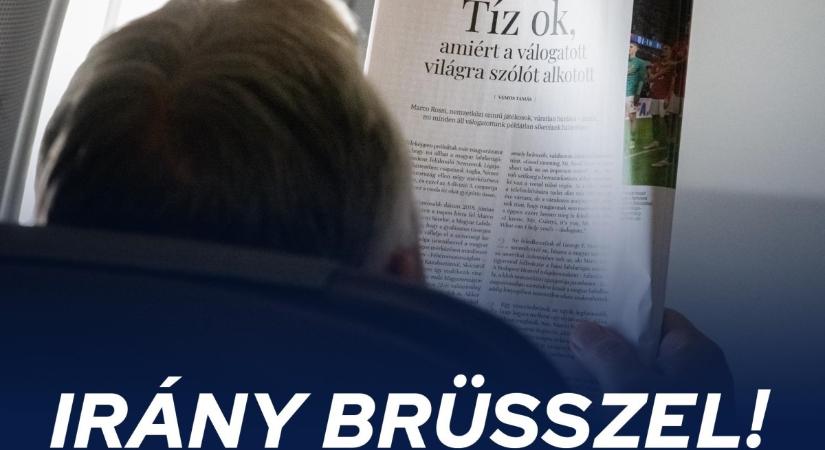 Orbán Mandinert olvas Brüsszel felé repülve