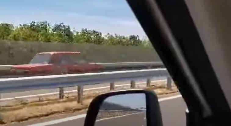 Forgalommal szemben hajtott a Lada az M4-es autóúton – videó