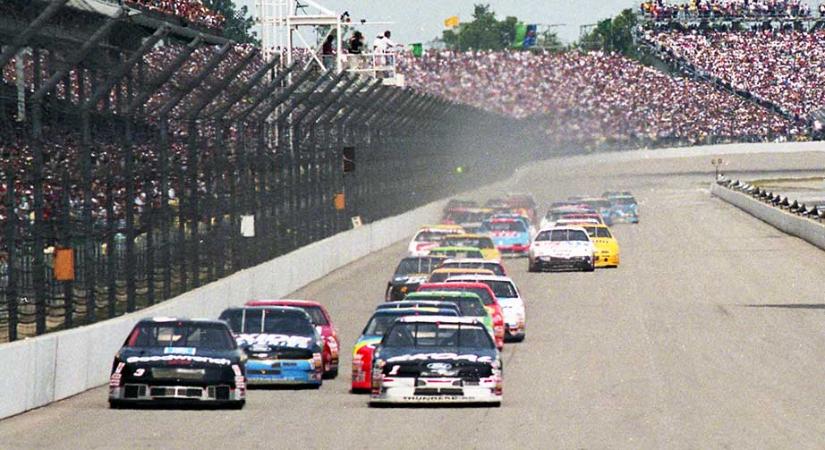 Hogyan szentségtelenítette meg a NASCAR az Indy 500 templomát?