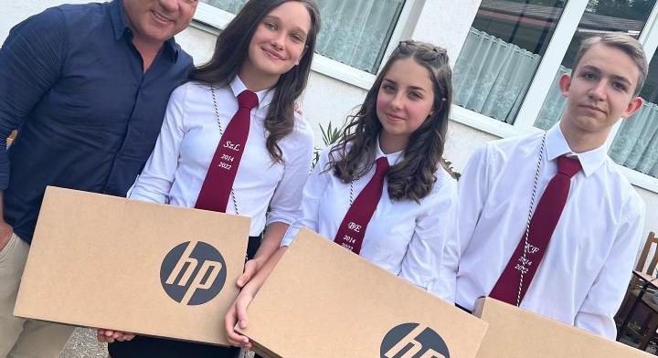 Ajándék laptopokkal jutalmazta a Szentkirályi Általános Iskola kitűnő tanulóit Balogh Levente