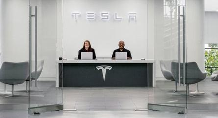 A Tesla a következő három hónapban leépíti a fizetett dolgozók 10 százalékát