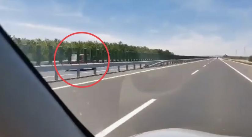 Forgalommal szemben közlekedett egy idős sofőr az M4-esen (videó)