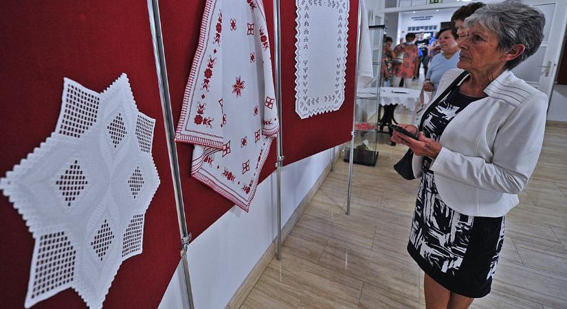 A kalotaszegi hímzéstechnika elevenedik meg a halasi Csipkeházban nyílt kiállításon
