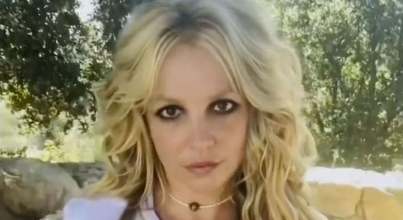 Sokkos állapotban posztolt Britney: ismét kopaszra vágta le a haját?