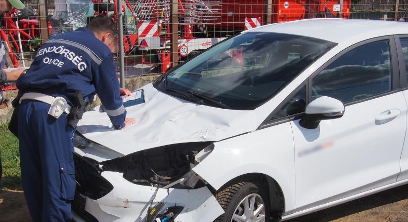 Forgalmi akadály: két autó ütközött a Siklósi útnál