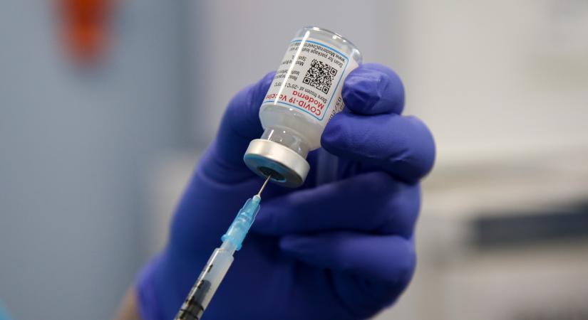 Már augusztusban bevethetik az új, omikronra fejlesztett vakcinát